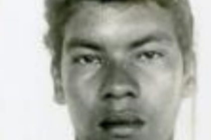 Retrato de homem em preto e branco, possivelmente falecido, em busca de identificação.