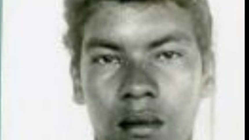 Retrato de homem em preto e branco, possivelmente falecido, em busca de identificação.