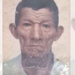 Retrato de um homem idoso com rosto enrugado e olhar sério, em fundo claro, que está morto e foi pro IML