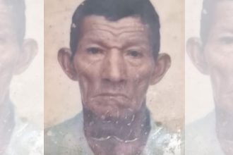 Retrato de um homem idoso com rosto enrugado e olhar sério, em fundo claro, que está morto e foi pro IML