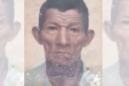 Retrato de um homem idoso com rosto enrugado e olhar sério, em fundo claro, que está morto e foi pro IML