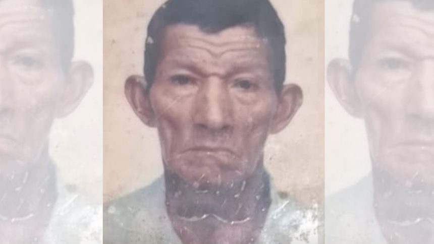 Retrato de um homem idoso com rosto enrugado e olhar sério, em fundo claro, que está morto e foi pro IML
