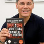 Rodrigo Waughan de Lemos segura seu livro 'A Arquitetura do Varejo do Futuro', 2ª edição, best-seller.