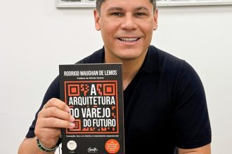 Rodrigo Waughan de Lemos segura seu livro 'A Arquitetura do Varejo do Futuro', 2ª edição, best-seller.