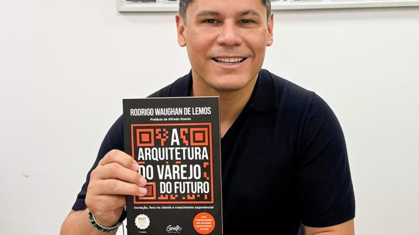 Rodrigo Waughan de Lemos segura seu livro 'A Arquitetura do Varejo do Futuro', 2ª edição, best-seller.