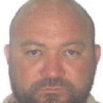 Rosto de homem careca com barba, olhos castanhos e expressão séria procurado por crime em Lábrea