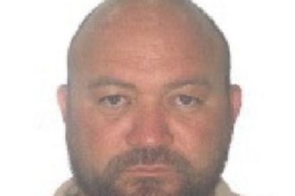 Rosto de homem careca com barba, olhos castanhos e expressão séria procurado por crime em Lábrea