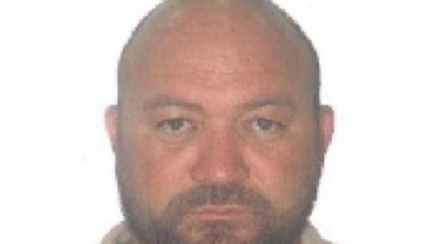 Rosto de homem careca com barba, olhos castanhos e expressão séria procurado por crime em Lábrea