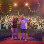 Show musical no anfiteatro do CCPA, com artistas no palco e multidão vibrante