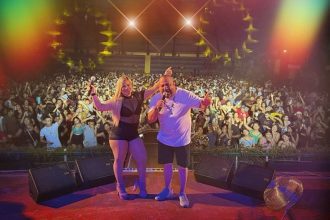 Show musical no anfiteatro do CCPA, com artistas no palco e multidão vibrante