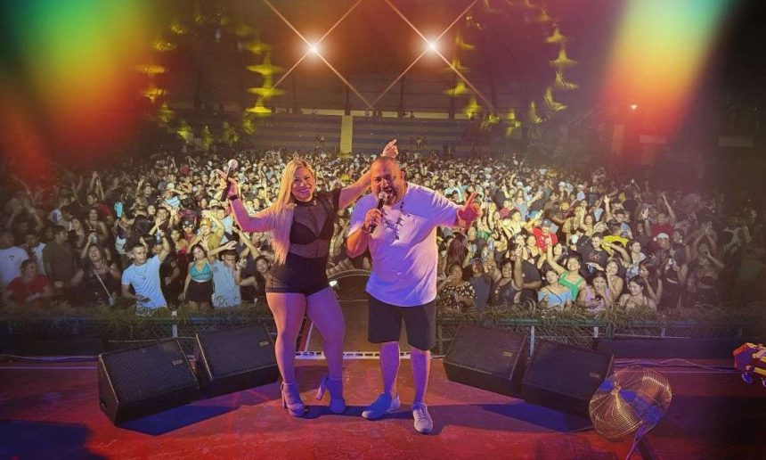 Show musical no anfiteatro do CCPA, com artistas no palco e multidão vibrante