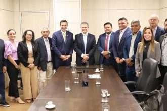 Sidney Leite e grupo em reunião sobre o Seguro-Defeso.
