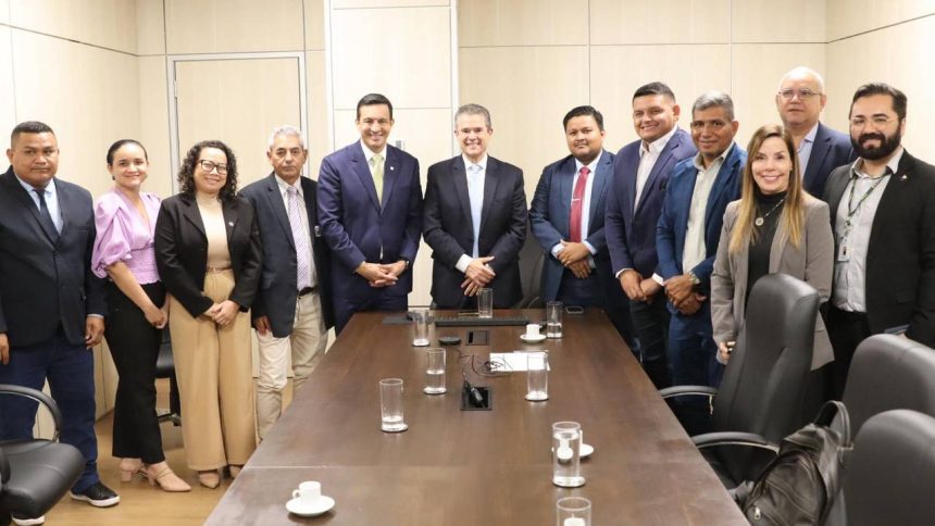 Sidney Leite e grupo em reunião sobre o Seguro-Defeso.