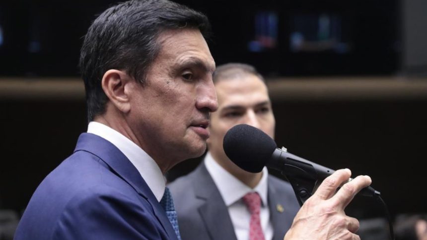 Sidney Leite falando ao microfone, defendendo isenção de IR para quem ganha até R$ 5 mil.