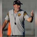 Técnico Guilherme Alves do Amazonas FC com gesto de positivo, antes da demissão.