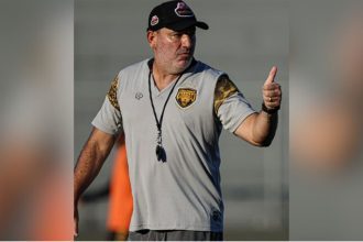 Técnico Guilherme Alves do Amazonas FC com gesto de positivo, antes da demissão.