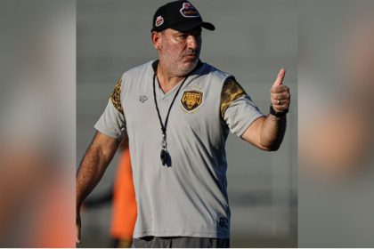 Técnico Guilherme Alves do Amazonas FC com gesto de positivo, antes da demissão.