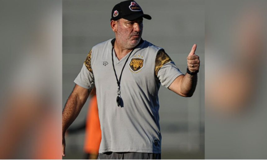 Técnico Guilherme Alves do Amazonas FC com gesto de positivo, antes da demissão.