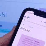 Tela de celular mostrando o site do Prouni, programa do Ministério da Educação (MEC).