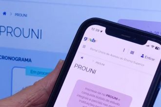Tela de celular Encerram hoje as inscrições do Prouni 2026; saiba como realizar