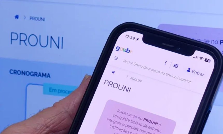 Tela de celular mostrando o site do Prouni, programa do Ministério da Educação (MEC).