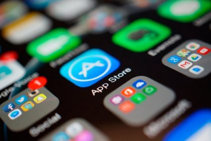 Tela de iPhone com ícones de aplicativos, incluindo App Store, redes sociais e Google.