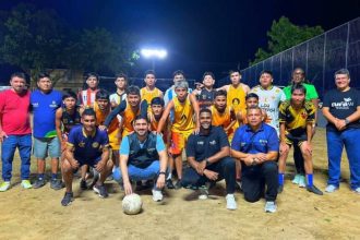 Time de futebol posa para foto na fase classificatória da Taça das Favelas Amazonas.