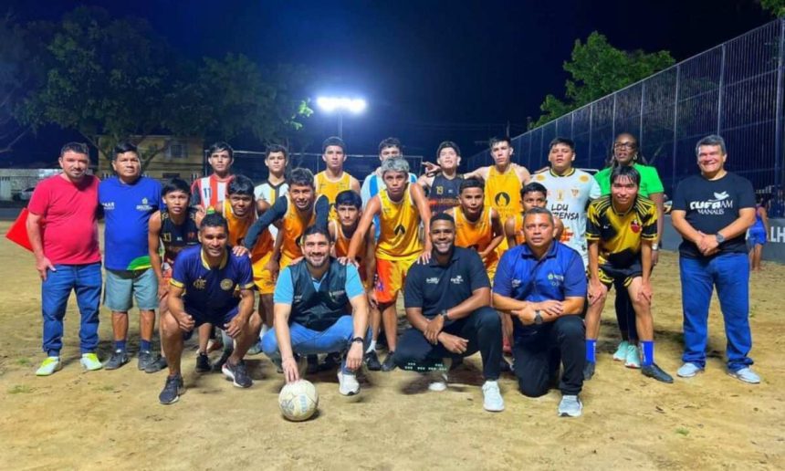 Time de futebol posa para foto na fase classificatória da Taça das Favelas Amazonas.