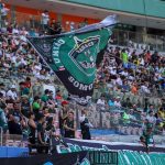 Torcedores do Manaus FC em um jogo, com bandeira do clube.