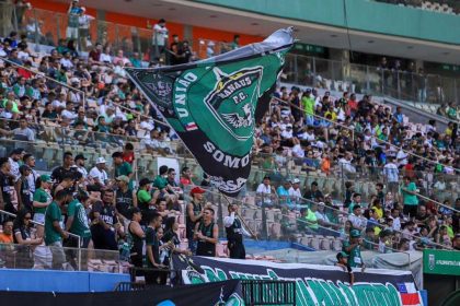 Torcedores do Manaus FC em um jogo, com bandeira do clube.