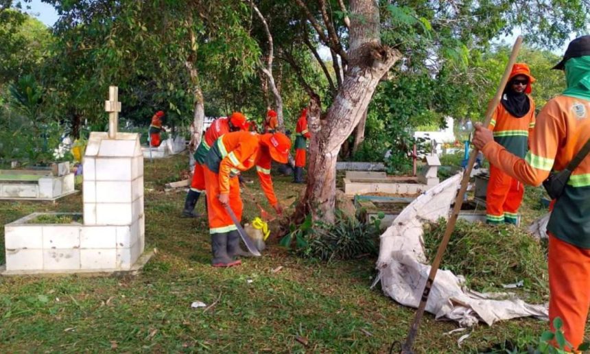 Trabalhadores limpando um cemitério em Manaus para o Dia dos Pais.