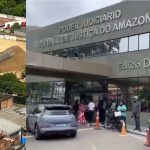 Tribunal de Justiça do Amazonas após tremor, com pessoas evacuando.