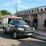 VeÃculo da polÃcia em frente a uma residência, possivelmente local de crime.