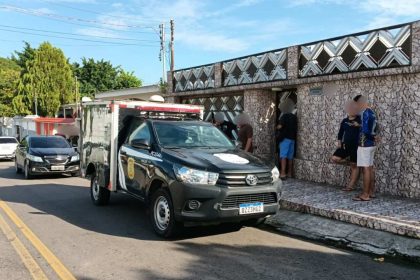 Veículo da polícia em frente a uma residência, possivelmente local de crime.