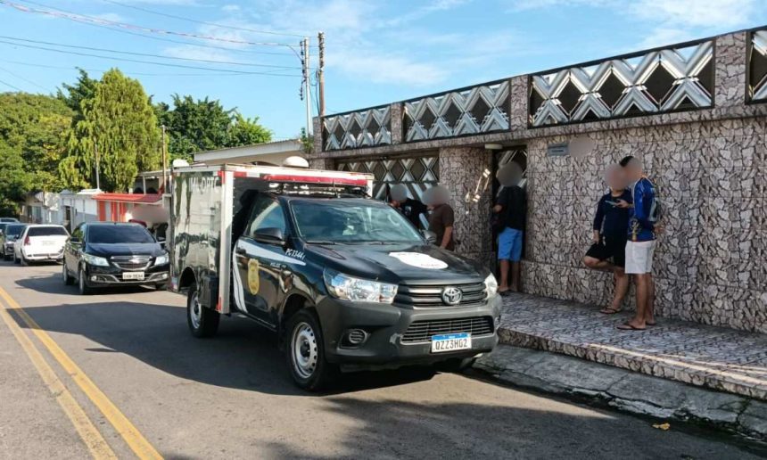 Veículo da polícia em frente a uma residência, possivelmente local de crime.