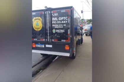 Veículo do IML da Polícia Civil do Amazonas estacionado em via pública