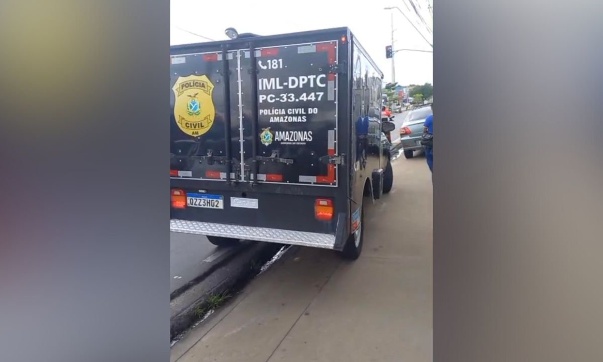 Veículo do IML da Polícia Civil do Amazonas estacionado em via pública