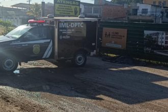 Veículo do IML-DPTC em cena de investigação em Manaus, Amazonas.