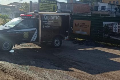 Veículo do IML-DPTC em cena de investigação em Manaus, Amazonas.