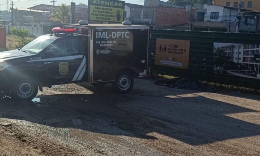 Veículo do IML-DPTC em cena de investigação em Manaus, Amazonas.