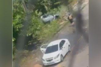 Veículo em cena de investigação. Suspeito de assassinato preso.