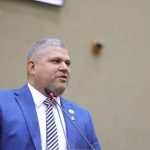 Vereador Elan Alencar em discurso na Câmara Municipal de Manaus.