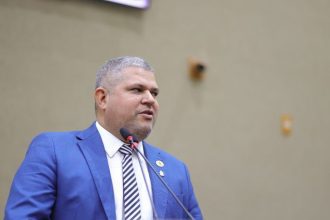 Vereador Elan Alencar em discurso na Câmara Municipal de Manaus.