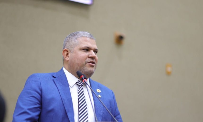 Vereador Elan Alencar em discurso na Câmara Municipal de Manaus.