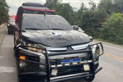 Viaturas da polícia envolvidas em acidente na BR-174, com dano visível.