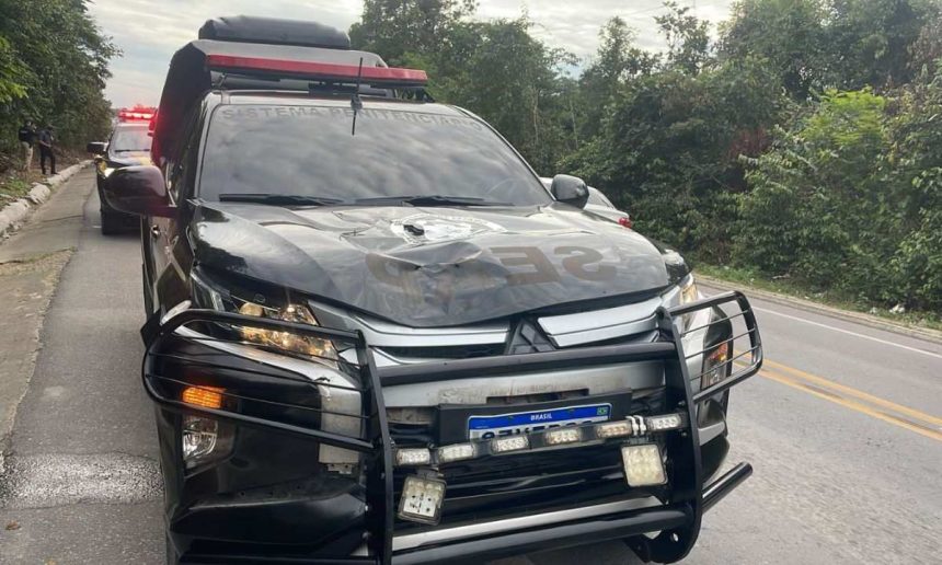 Viaturas da polÃcia envolvidas em acidente na BR-174, com dano visÃvel.