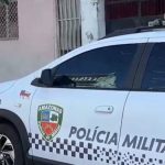 Viaturas da Polícia Militar do Amazonas em frente a uma residência.