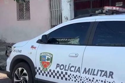 Viaturas da Polícia Militar do Amazonas em frente a uma residência.