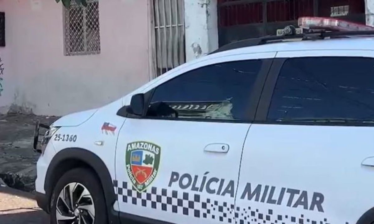 Viaturas da Polícia Militar do Amazonas em frente a uma residência.