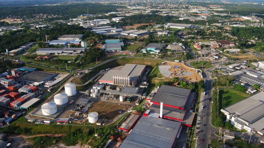 Vista aérea da Zona Franca de Manaus, com edifícios industriais e áreas verdes.
